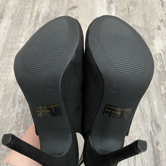 Wild Diva NWOT • Black Open Cut Heels - Picture 4 of 5